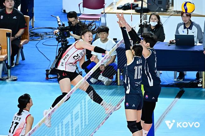 한국도로공사전에서 공격하는 정관장의 박여름(왼쪽) [한국배구연맹 제공. 재판매 및 DB 금지]