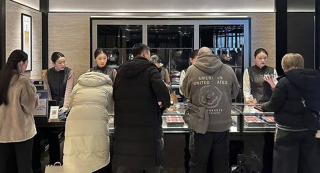 금 사려는 중국인들 (베이징=연합뉴스) 한종구 특파원 = 3일 중국 베이징 한 백화점 금 전문매장에서 소비자들이 금을 구입하고 있다.  2026.2.4 jkhan@yna.co.kr