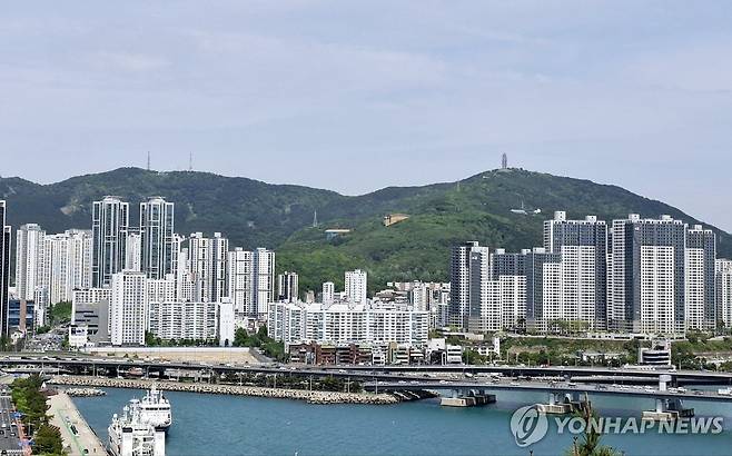부산 이기대에서 본 황령산 [촬영 조정호]