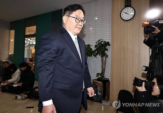 '쿠팡 외압 의혹' 엄희준 검사 상설특검 출석 (서울=연합뉴스) 김인철 기자 = 쿠팡의 퇴직금 미지급 의혹을 수사 중이던 문지석 부장검사에게 무혐의 처분 하라고 압력을 행사한 혐의를 받는 엄희준 광주고검 검사가 9일 서울 서초구 안권섭 상설특별검사 사무실로 출석하고 있다. 2026.1.9 yatoya@yna.co.kr