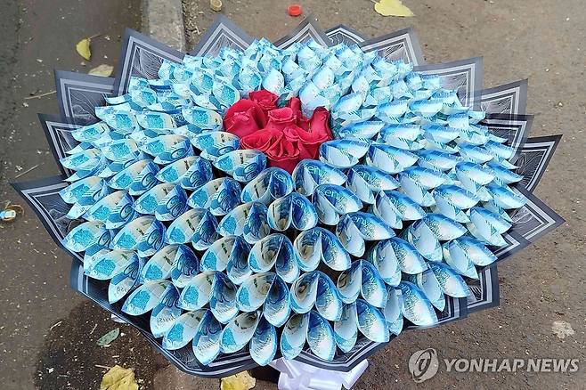 케냐 나이로비에서 판매되는 '돈 꽃다발'[AP=연합뉴스 자료사진. 재판매 및 DB 금지]
