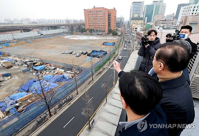 주택 사업지 방문한 김윤덕 국토부 장관 (서울=연합뉴스) 이진욱 기자 = 김윤덕 국토교통부 장관이 4일 서울 강남구 삼성동 주택 사업지를 방문해 관계자에게 설명을 듣고 있다.
    LH가 소유하고 있는 서울의료원 남측부지는 주택·비즈니스 시설 복합 개발을 통해 총 518호의 주택을 미혼 청년 등에 공급할 예정이다. 2026.2.4 [공동취재] cityboy@yna.co.kr