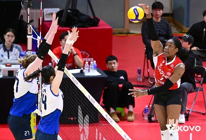 공격하는 페퍼저축은행의 조이(오른쪽) [한국배구연맹 제공. 재판매 및 DB 금지]