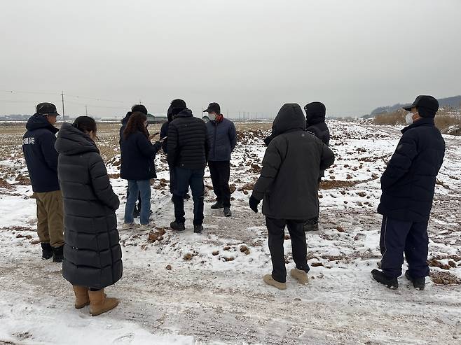 농지불법 매립 차단 감시단이 단속하고 있는 현장 <인천 강화군 제공>