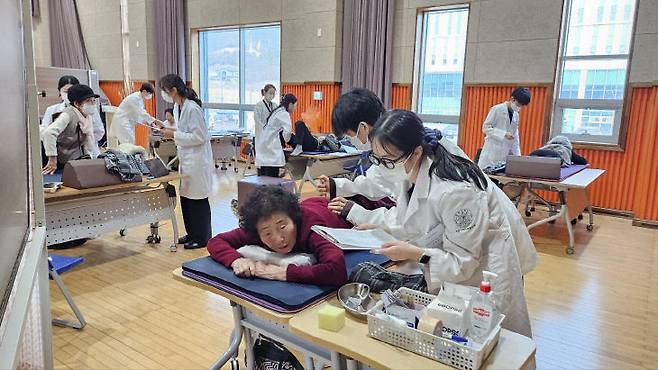 부여군노인종합복지관 대강당에서 전국 한의과대학 학생들이 어르신을 대상으로 침·부항 등 한방 진료를 진행하며 맞춤형 건강 상담과 치료를 제공하고 있다.