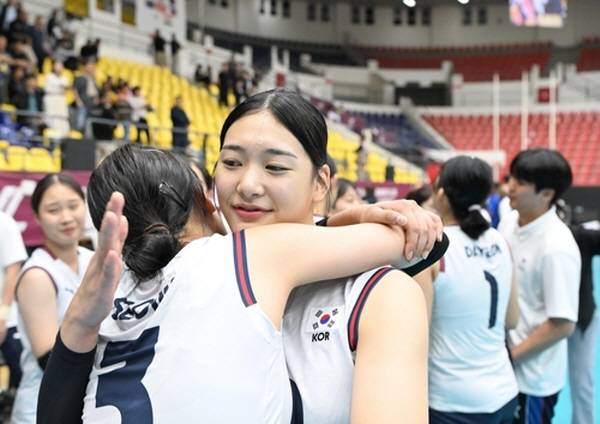 U-16 아시아선수권 우승 확정 후 포옹하는 손서연(중앙 정면). / 아시아배구연맹 페이스북