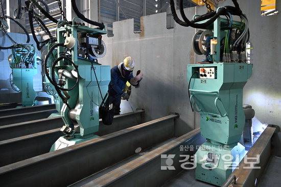 ▲ HD현대중공업 판넬 공장에서 '판넬슬릿로봇'이 용접작업을 하고 있다. 김도현기자