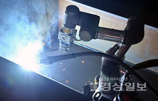 ▲ '용접협동로봇'이 용접작업을 하고 있다. 김도현기자
