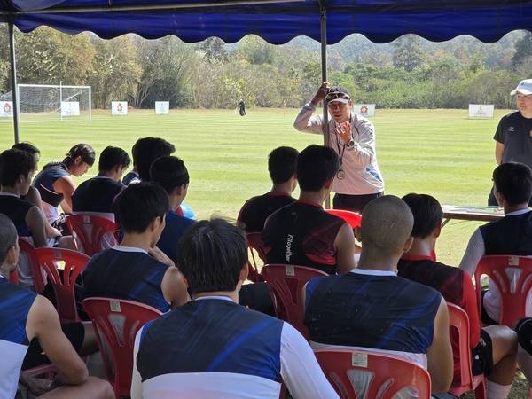 배성재 경남FC 감독이 4일 태국 치앙마이 한 리조트 운동장에서 진행된 자체 연습경기 이후 선수단에 전달 사항을 이야기 하고 있다. /박신 기자