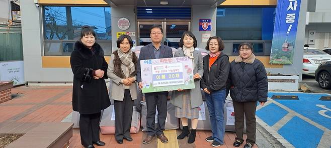 ▲ 하나님의교회세계복음선교협회 관계자들이 설 명절을 맞아 점촌1동 행정복지센터를 방문해 취약계층 지원을 위한 이불 20채를 기탁하고 기념촬영을 하고 있다.