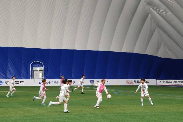 경주 에어돔 구장에서 전국에서 몰려온 유소년 선수들이 훈련하고 있다. 경주시 제공