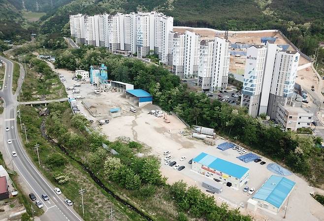경주시 외동읍 입실리 미소지움 아파트 단지 바로 앞에 위치한 신우레미콘 공장 전경. 주거지 한복판에 자리 잡은 공장은 소음과 분진, 덤프 차량 통행 등으로 민원이 이어져 왔으며 3월부터 철거에 들어가 6월쯤 마무리될 예정이다. 경주시 제공