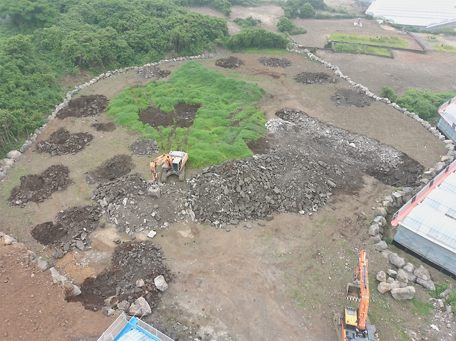 농지 전체에 매립돼 있는 폐기물 모습. 사진=제주자치경찰단.