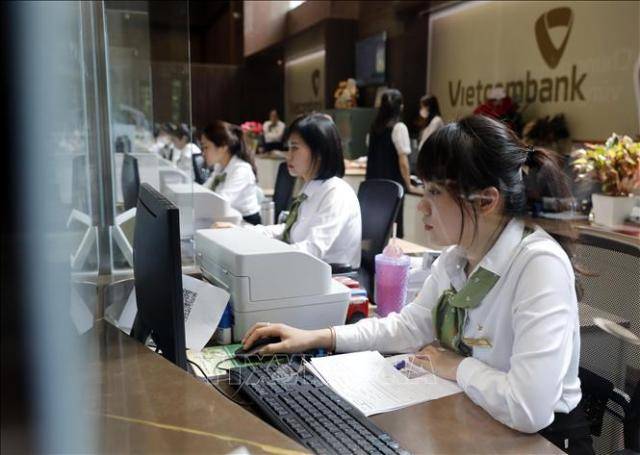 비엣콤은행(Vietcombank) 본점 고객 창구에서 직원들이 부동산 담보대출 및 우대 금리 관련 상담을 진행하고 있다. [사진=베트남 통신사]