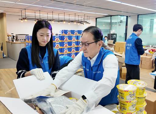 성대규 동양생명 대표이사(가운데)가 임직원들과 함께 '우리금융 福(복) 꾸러미' 포장 봉사활동에 참여하고 있다./동양생명