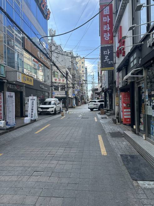 부산 남구 경성대부경대역 상권. 방학임을 감안하더라도 가게를 이용하는 학생은 눈에 띄게 준 모습이었다.(서이원 기자 @iwonseo96)