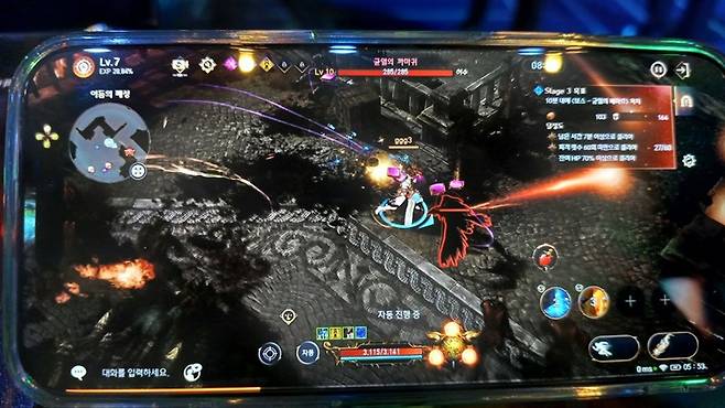 사진은 '로스트아크 모바일'의 카오스 브레이크 콘텐츠를 플레이하는 모습. 카오스 브레이크는 몬스터들이 주위에서 몰려오는 것에 대응해 싸우는 콘텐츠다. / 조윤찬 기자