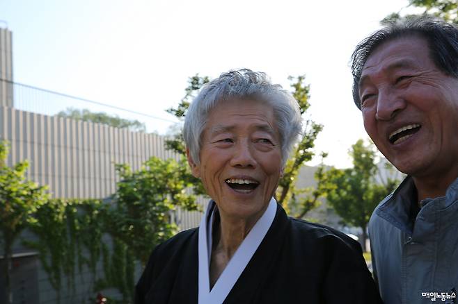 2017년 5월 학고재 전시회 가면서 활짝 웃는 두 사람. 채원희