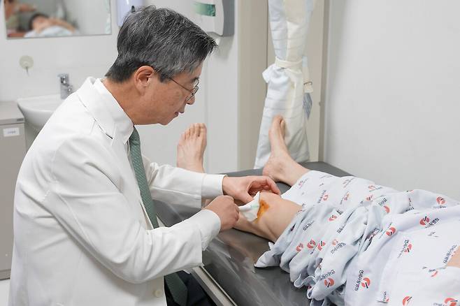 연세사랑병원 고용곤 병원장이 환자의 무릎 관절강내 SVF를 주사하고 있다(사진제공=연세사랑병원)