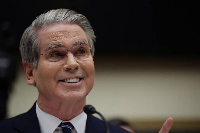 스콧 베선트 미 재무장관이 4일(현지시간) 워싱턴 DC의 레이번 하원 오피스 빌딩에서 열린 하원 금융서비스위원회 청문회에 출석해 발언하고 있다. (사진=AFP)