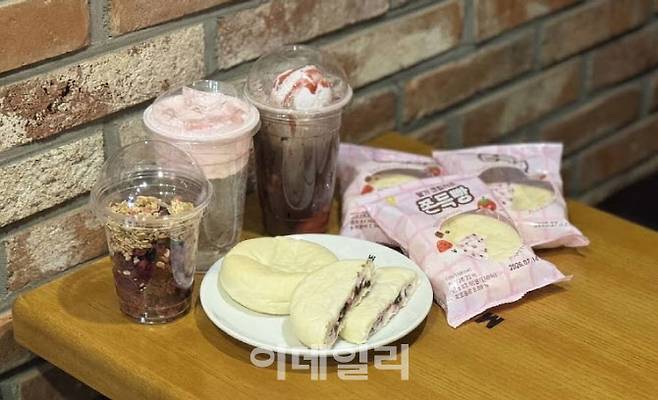 메가MGC커피의 ‘딸기 크림치즈 쫀득빵’(사진 오른쪽)과 딸기시즌 메뉴들 (사진=메가MGC커피)