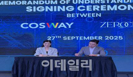 지난해 양사 MOU 체결 사진. 백승원 케이엠제약 대표이사(오른쪽)와 코스웨이 대표이사 크리세이스 탄(Chryseis Tan). (사진=케이엠제약)