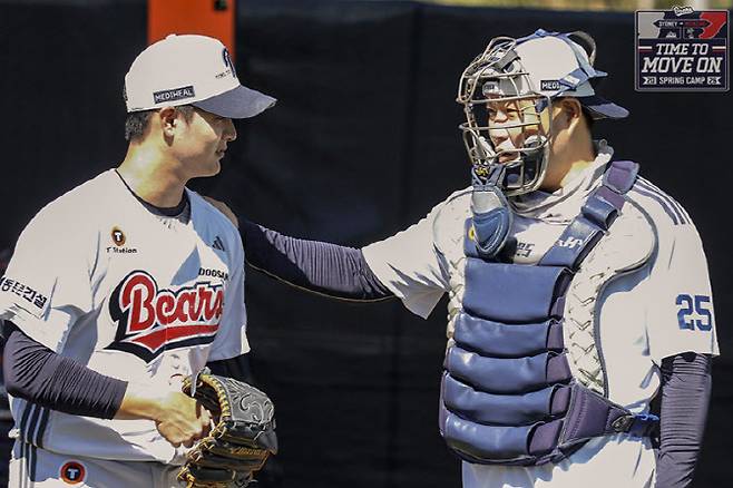 두산베어스 주전포수 양의지(오른쪽)가 신인투수 서준오를 격려하고 있다. 사진=두산베어스