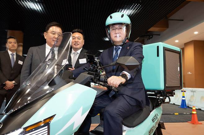 김성환 기후에너지환경부 장관이 5일 경기도 하남시 배민라이더스쿨에서 배달용 전기이륜차 보급 활성화 업무협약 후 배달용 전기차에 탑승해보고 있다. (사진=기후부)