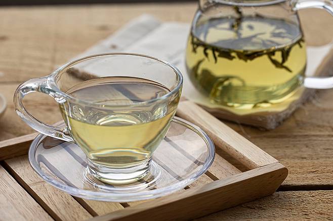 녹차의 카테킨, 다당체, 플라보놀 성분은 미세먼지의 기관지 세포 흡착을 크게 줄여줄 수 있다｜출처: 클립아트코리아