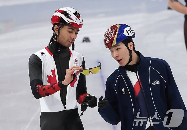 2026 밀라노·코르티나담페초 동계올림픽 개막을 사흘 앞둔 3일(현지시간) 이탈리아 밀라노 아이스스케이팅 아레나에서 쇼트트랙 황대헌이 캐나다 선수와 대화하고 있다. 2026.2.4/뉴스1 ⓒ News1 김성진 기자