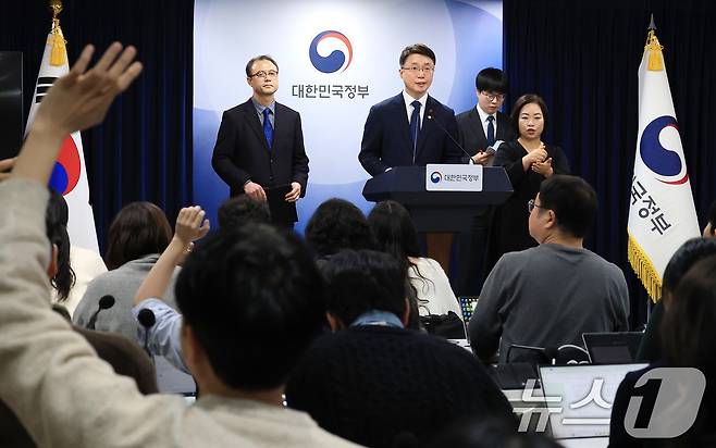 류제명 과학기술정보통신부 2차관이 29일 서울 종로구 정부서울청사에서 열린 KT·LGU+ 침해사고 최종 조사결과 관련 브리핑에서 취재진의 질문을 받고 있다. 2025.12.29/뉴스1 ⓒ News1 임세영 기자