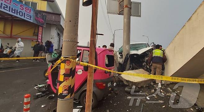 제주시 우도 천진항 인근에서 발생한 승합차 돌진사고 현장. 2025.11.25.(제주경찰청 제공. 재판매 및 DB 금지)/뉴스1 2025.11.25/뉴스1 ⓒ News1