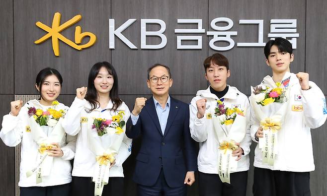 양종희 KB금융 회장(가운데)이 김길리(왼쪽부터)·최민정·박지원·차준환 선수와 기념사진을 촬영하고 있다. 사진 | KB금융그룹
