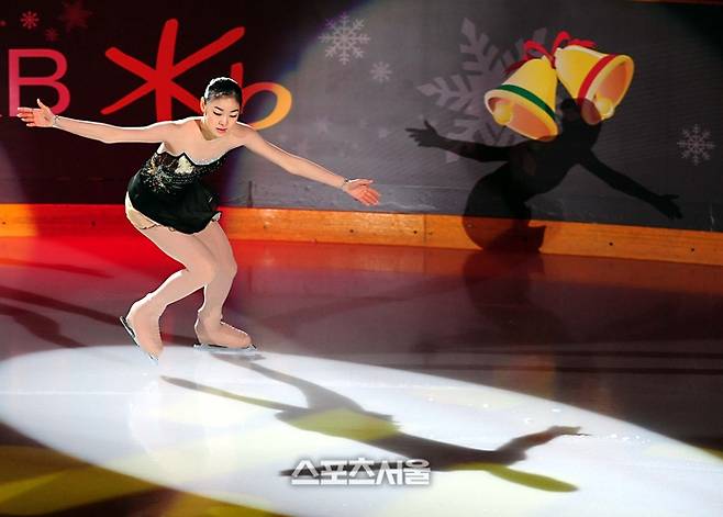 김연아가 ‘KB국민은행과 함께 하는 김연아의 Angels on Ice 2008’ 행사에서 공연을 하고 있다. 사진 | 스포츠서울DB