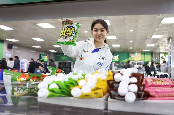 스피드스케이팅 국가대표 정희단이 태릉선수촌에서 진행한 비비고 데이에서 특식을 먹고 있다. 사진 | CJ