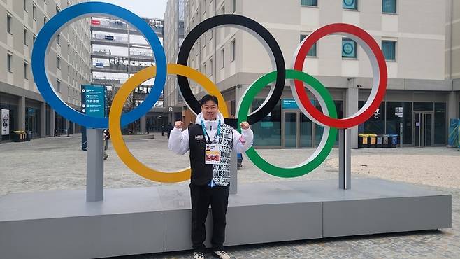 원윤종 국제올림픽위원회(IOC) 선수위원 후보가 이탈리아 밀라노 올림픽 선수촌에서 선거운동을 하면서 포즈를 취하고 있다. 사진 | 대한체육회