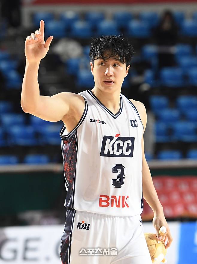 KCC 허웅이 2일 서울 잠실학생체육관에서 열린 2025-2026 프로농구 SK와 경기에서 51득점을 올리며 120-77 팀의 승리를 이끌고 수훈 선수 인터뷰를 마친 뒤 팬들에게 인사를 하고 있다. 잠실학생 | 박진업 기자 upandup@sportsseoul.com