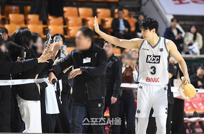 KCC 허웅이 2일 서울 잠실학생체육관에서 열린 2025-2026 프로농구 SK와 경기에서 51득점을 올리며 120-77 팀의 승리를 이끌고 수훈 선수 인터뷰를 마친 뒤 팬들에게 인사를 하고 있다. 잠실학생 | 박진업 기자 upandup@sportsseoul.com