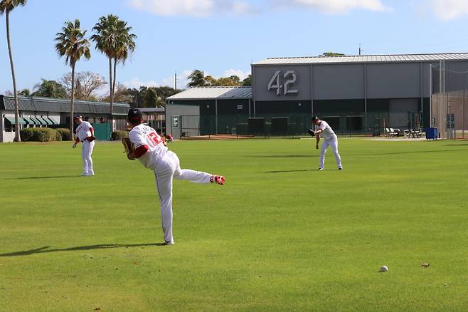 SSG 윤태현이 미국 플로리다 스프링캠프에서 불펜 피칭을 하고 있다. 사진 | SSG 랜더스