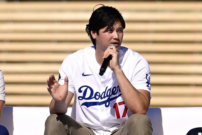 LA 다저스 오타니 쇼헤이가 지난 1일(한국시각) 다저스타디움에서 열린 다저페스트에 참가해 무대에서 인터뷰를 하고 있다. AFP연합뉴스