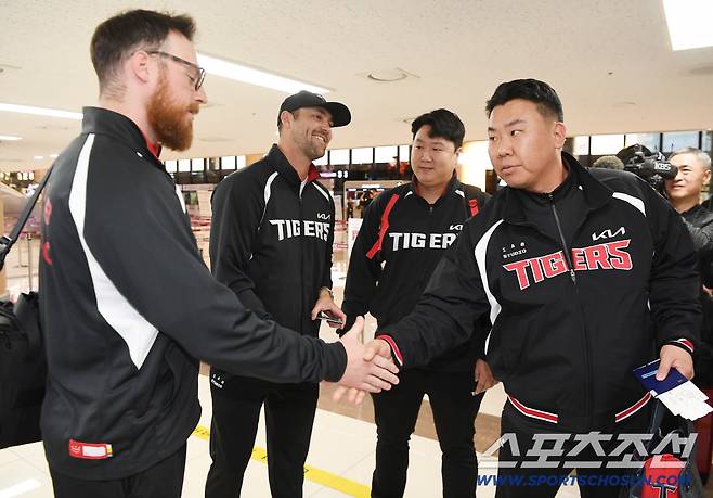 KIA 타이거즈 이범호 감독과 코칭스태프, 외국인 선수들이 22일 오후 김포공항에 도착해 스프링캠프 장소인 일본 아마미오시마로 출국했다. 이범호 감독이 네일, 올러와 악수하고 있다. 김포공항=정재근 기자 cjg@sportschosun.com/2026.1.22/
