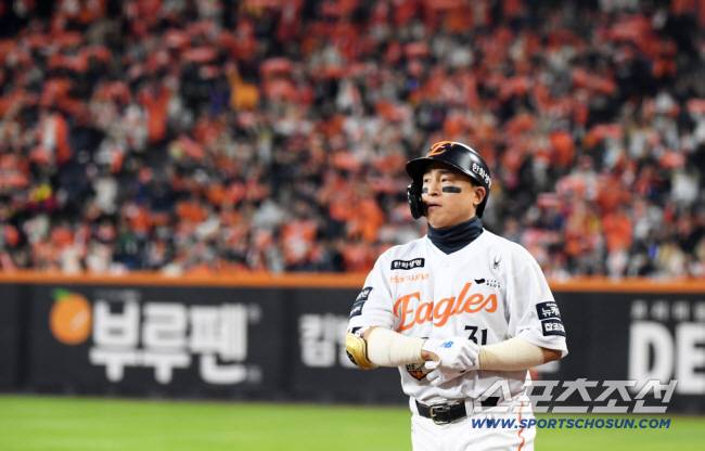 30일 대전 한화생명볼파크에서 열린 한국시리즈 4차전 한화 이글스와 LG 트윈스의 경기. 3회말 한화 손아섭이 안타를 날린 뒤 환호하고 있다. 대전=박재만 기자 pjm@sportschosun.com/2025.10.30/