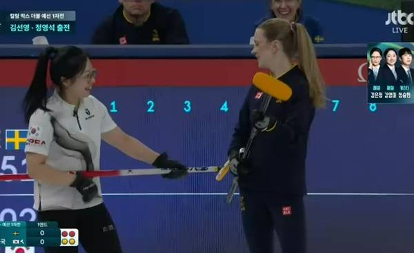 정전 사태 속 춤을 추는 김선영. ⓒJTBC 중계화면 캡처