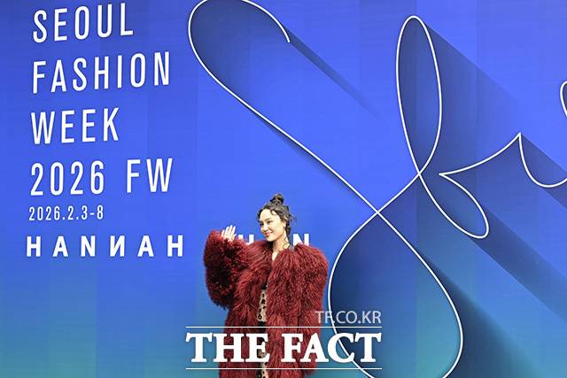 인플루언서 강남걸(한나)이 5일 오전 서울 중구 동대문디자인플라자(DDP)에서 열린 '2026 F/W 서울패션위크' 한나신 포토월에 참석해 포즈를 취하고 있다.