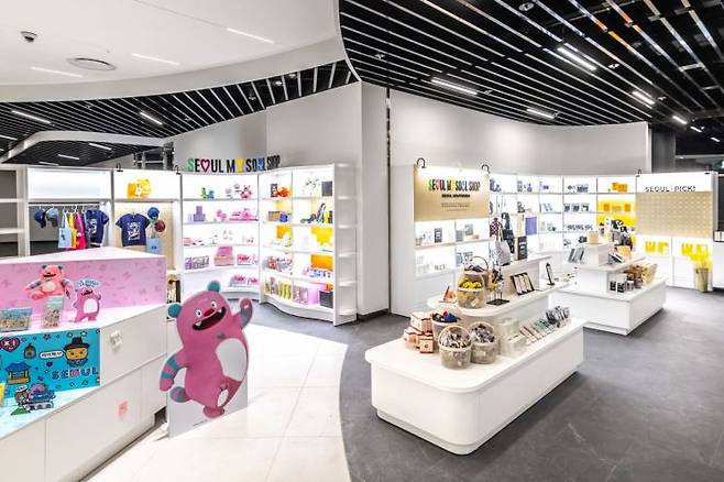 서울갤러리 내 서울시와 해치 등을 상징하는 각종 상품을 판매하는 굿즈샵. 서울시 제공