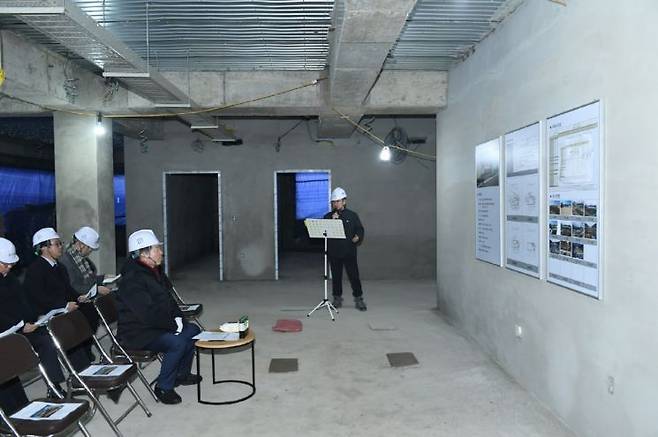 백경현 구리시장이 지난 4일 교문1동 행정복지센터와 수택1동 행정복지센터 건립 사업의 추진 현황을 점검하고 있다. 구리시 제공