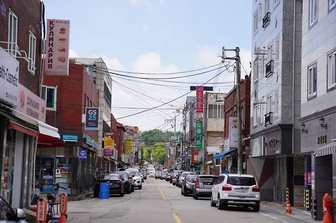 광주 광산구 고려인마을 상점가 거리 전경. 러시아어 간판이 밀집한 월곡동 일대에는 4,800여명의 고려인 주민이 거주하고 있다. 송보현 기자