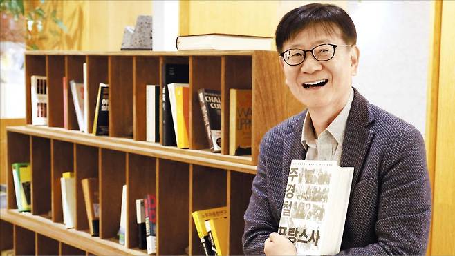 고운호 기자약 1000쪽 분량의 ‘주경철 프랑스사’를 쓴 주경철 교수는 “AI 시대라 해도 지나간 역사의 인문학적 깊이가 사라지는 것은 아니다”라고 했다.