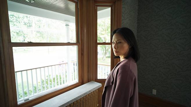 영화 '프레젠스'에서 새 집에 이사온 가정의 엄마 역할을 맡은 배우 루시 리우. 마지막 반전에서 아주 중요한 역할을 합니다. 아마 그녀와 함께 여러분도 '뭐야, 이건?'하고 놀라게 되실 거에요./찬란