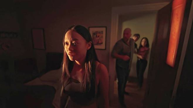 영화 '프레젠스'에서 친구의 죽음 때문에 괴로워하던 딸은 귀신이 있음을 직감합니다. 어떤 귀신이기에 이 집에 있는걸까요./찬란